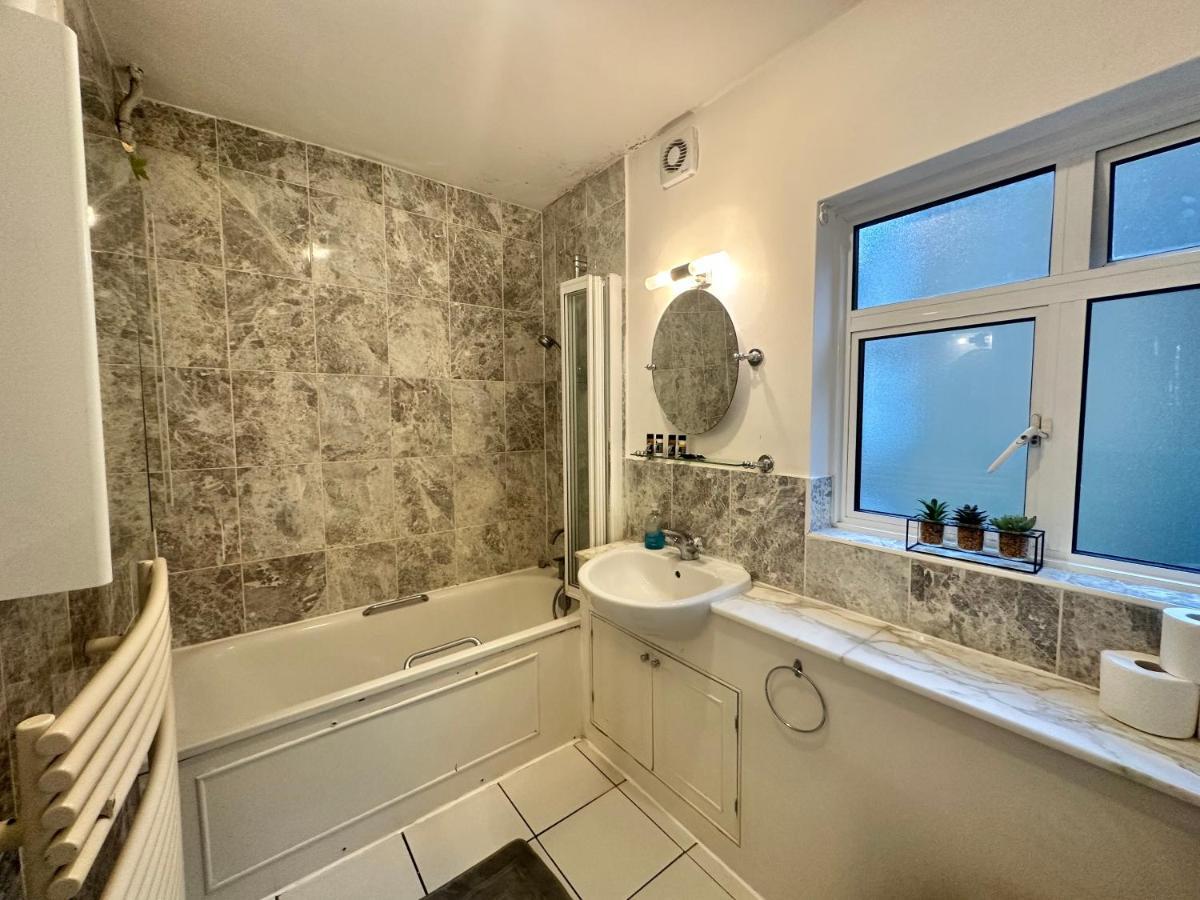Private Family Apartment, In Victoria Posh Sw1 Лондон Екстериор снимка